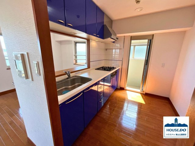 1フロア3邸♪5階全方角住戸3LDK！ファミール藤ヶ丘5番館のキッチン|キッチンにもバルコニーがあるので、風通しは良好！
自然光も入って明るいキッチン♪