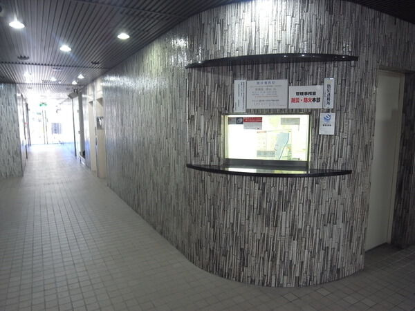 上野ロイヤルハイツのエントランス