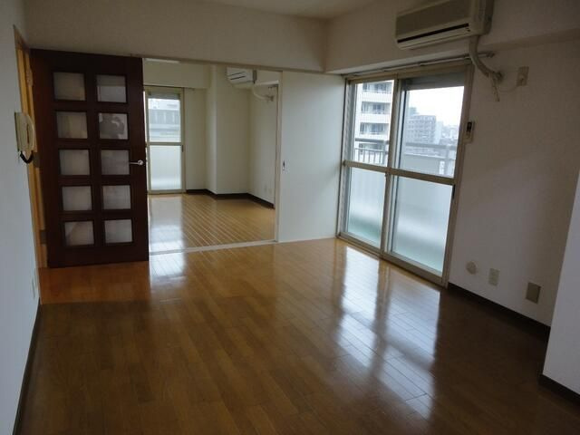 上野ロイヤルハイツの居間・リビング