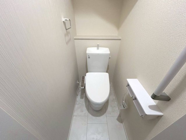リーブルガーデン　一宮市今伊勢町第七　全3区画分譲のトイレ|超表面平滑加工とイオンパワーの「セフィオンテクト」加工で、汚れが付きにくく落ちやすい仕様で清潔です。
便器にフチがないので汚れが隠れて見えない部分がありません。お手入れがとってもラクラクです。