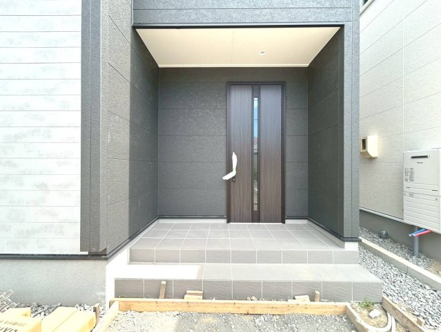 リーブルガーデン　一宮市今伊勢町第七　全3区画分譲の玄関|【ピッキング防止機能付き玄関ドア錠】玄関ドアの鍵は上下に２つあり、内側の下段は脱着サムターンキー。
鍵を不正に開錠されても、もう１つの鍵でピッキングを防ぎます。防犯性の高い仕様になっています。