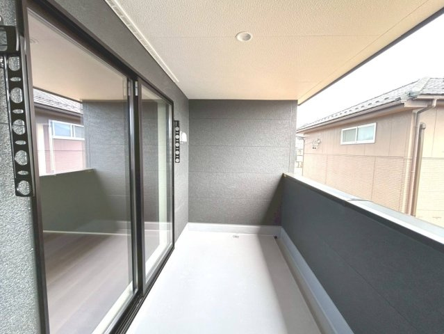 リーブルガーデン　一宮市今伊勢町第七　全3区画分譲のバルコニー|バルコニーは南向きで洗濯物もよく乾きます！強度と表面積硬度を持つFPRで防水しています。