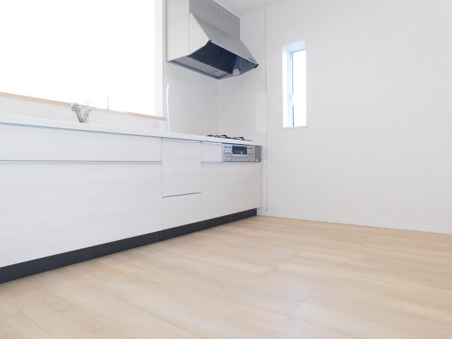 海部郡大治町大字西條字狐海道の新築一戸建のキッチン|◇キッチン◇　　人気の対面式・人造大理石トップシステムキッチン・浄水器一体型水栓・静音仕様シンク・Sｉセンサーコンロ（３口）・前面コンセント完備・床下収納庫など