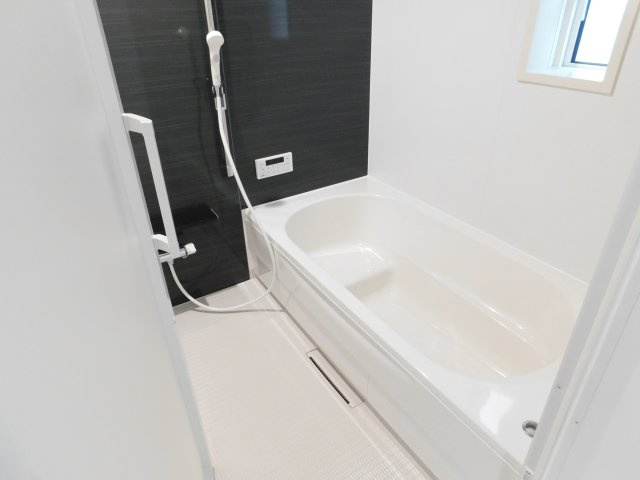 海部郡大治町大字西條字狐海道の新築一戸建の浴室|◇浴室◇　　広い１坪サイズ・浴室乾燥機・追い焚き機能付・断熱浴槽・ベンチ浴槽・クリーンフロア・スライドバーシャワー・オートバス・バリアフリーバス・浴室窓あり