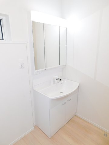 海部郡大治町大字西條字狐海道の新築一戸建の独立洗面台|◇洗面室◇　　三面鏡シャワードレッサー　くもり止め仕様　