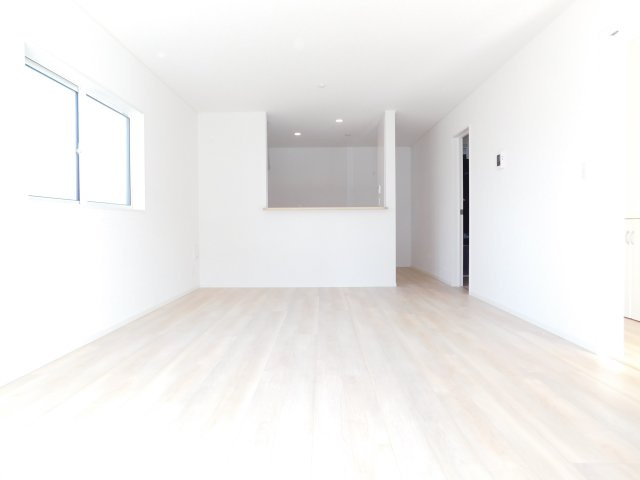 海部郡大治町大字西條字狐海道の新築一戸建の居間・リビング|◇リビング◇　　南面で明るく広いリビング２０．０帖　リビングや庭の様子が見渡せる対面キッチン♪