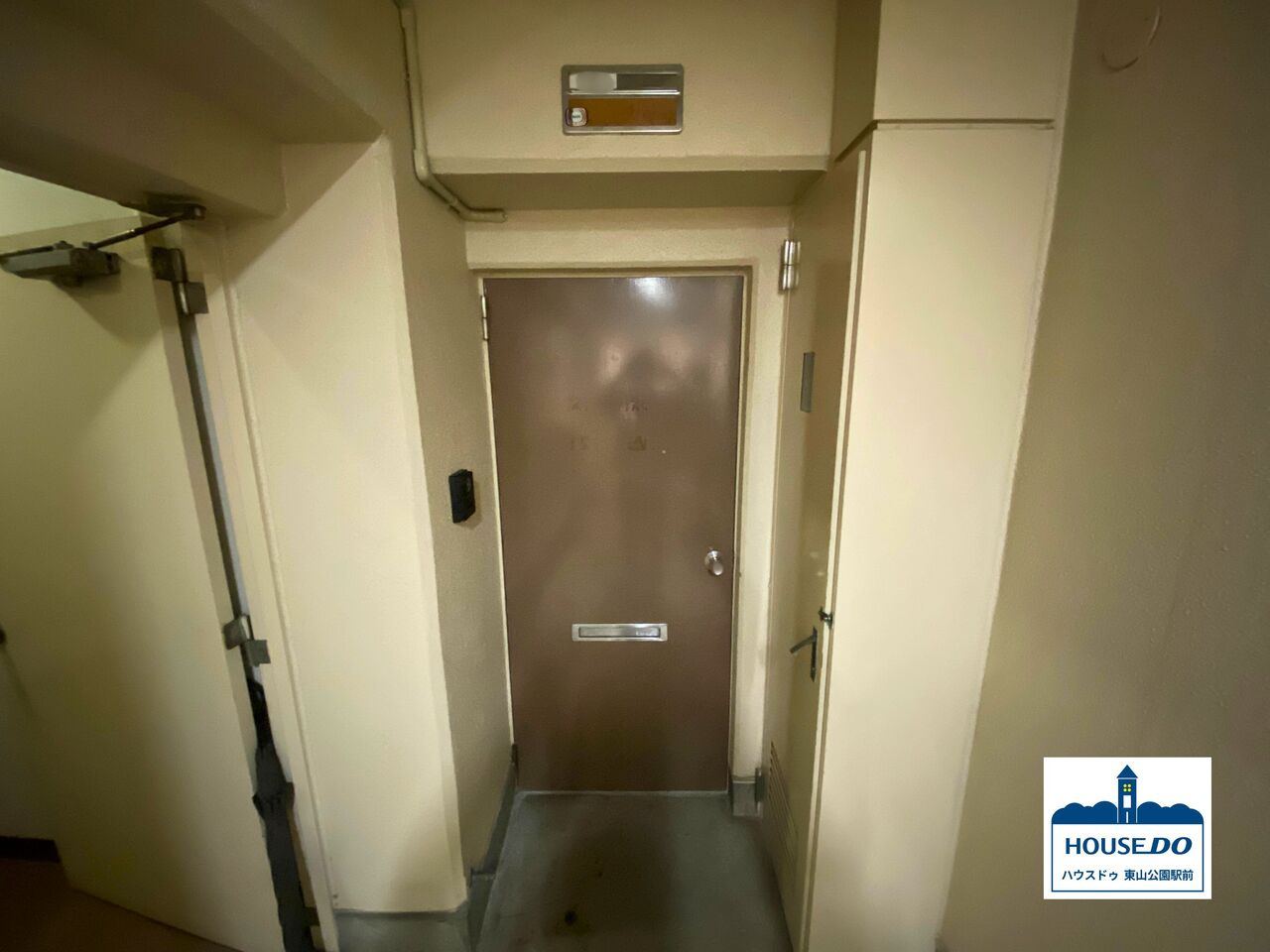 駅近！R7,5月リフォーム済！財形丸の内マンションのその他共用部分|共用部から見た玄関写真です