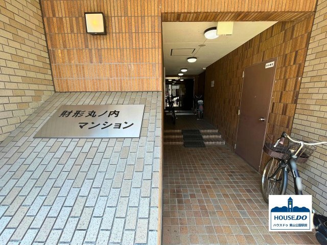 駅近！R7,5月リフォーム済！財形丸の内マンションのエントランス|モダンなデザインと素材にこだわったエントランスは、暮らしのステージに