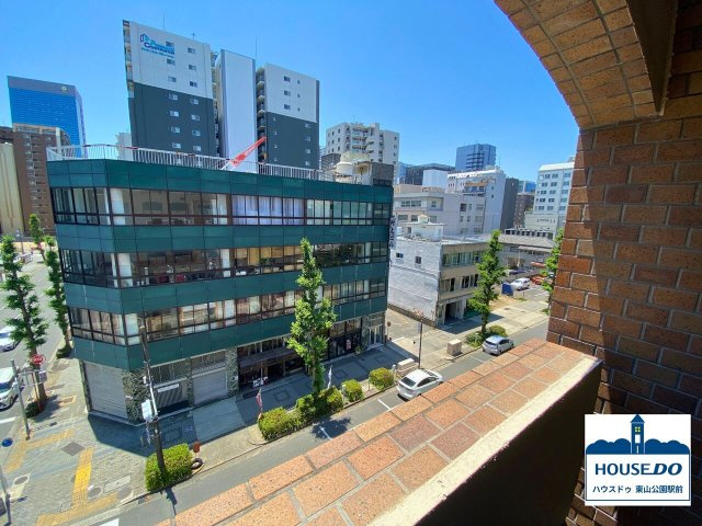 駅近！R7,5月リフォーム済！財形丸の内マンションの展望|南向き5階に位置するバルコニーは、近くに遮蔽物がなく明るく、気持ちの良い眺望になっています