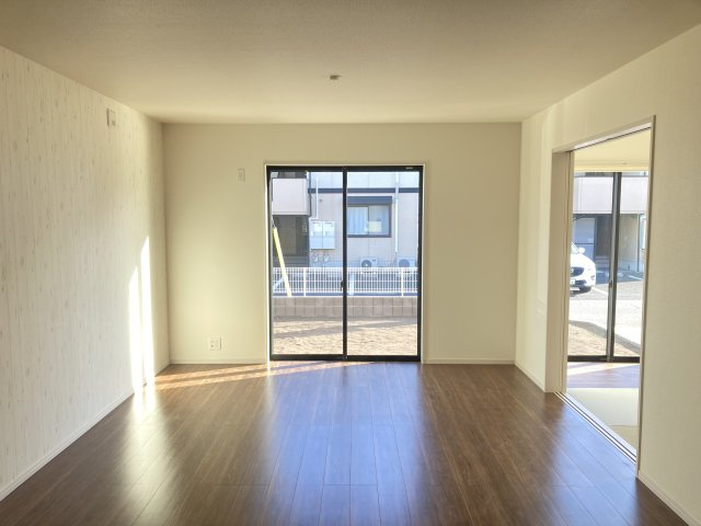 リーブルガーデンＳ第13渋川八木原　4号棟の居間・リビング|カウンターキッチンなのでお料理をしながら会話もできます。
夕食の支度をしながら、お子様の様子も見られて自然と会話も増えますよ♪
