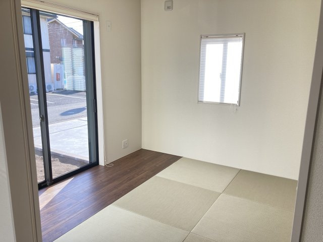 リーブルガーデンＳ第13渋川八木原　4号棟の和室|1階和室６帖です。客間としてもご利用できる広さです。い草香る和室はくつろぎスペースにも最適ですよ♪