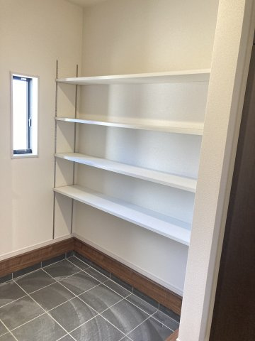 リーブルガーデンＳ第13渋川八木原　4号棟の収納|大型シューズインクロークが標準装備！可動棚付きで使い勝手が良いです。