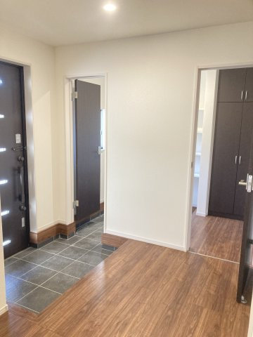 リーブルガーデンＳ第13渋川八木原　4号棟の玄関|第二玄関としてもご利用頂けるシューズインクロークは便利です♪