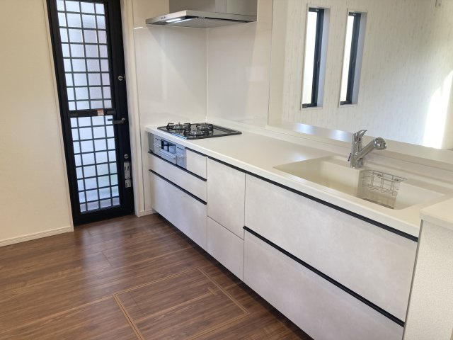 リーブルガーデンＳ第13渋川八木原　4号棟のキッチン|人気のカウンターキッチン採用です☆勝手口付きです！
コンロも３口ご用意しています！調理スペースも広くストレスなくお料理できます。
浄水器つきなので美味しいお水も飲めますよ♪