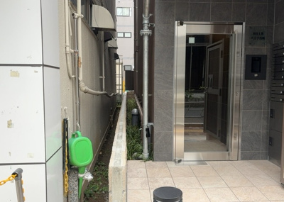 【外観】 | ＨＩＬＬＳ八王子台町 | 家を建てる場合、方位は要チェックです。現実的に日当たりのよい家ならばリビングは南側、建築基準法でも北側に当たる家への配慮は求められています。土地を見学に行く際は、方位磁針を持って行くようにしましょう。