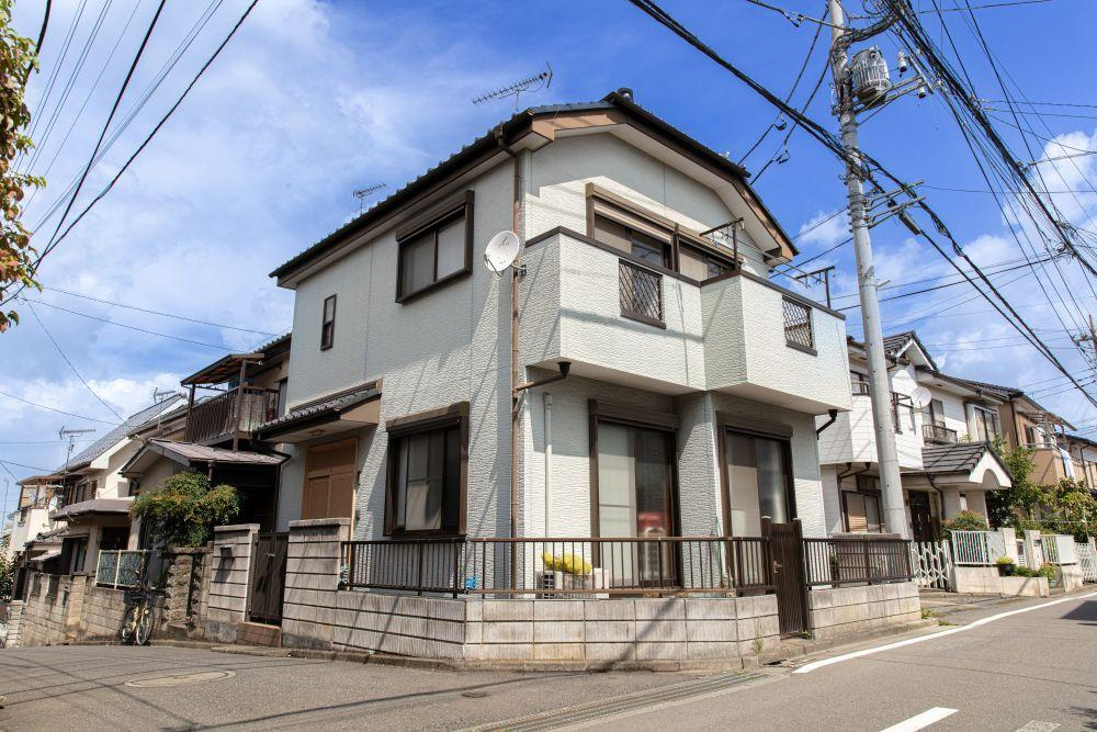 ふじみ野市北野２丁目の中古一戸建の外観|陽当り良好な南西角地！
3DK中古一戸建て♪
資料請求やご見学などお気軽にお問い合わせください。