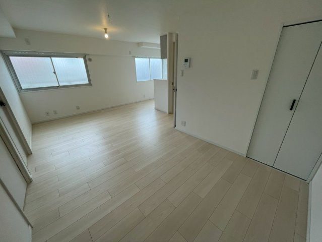 シャトード本山の居間・リビング