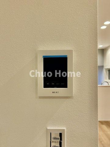荒川区西尾久5丁目新築分譲住宅のセキュリティ|【モニターホン】誰が来たかすぐにわかるカラーモニター付きインターホン。通話ボタンを押すまでは室内の音は漏れていませんので相手を確かめてから応対できます。