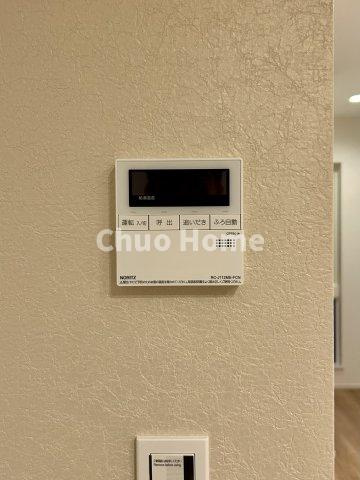 荒川区西尾久5丁目新築分譲住宅の発電・温水設備|【給湯リモコン】外での一日を忘れさせてくれるオートバス機能でお好みの湯量・温度に調整された浴槽。