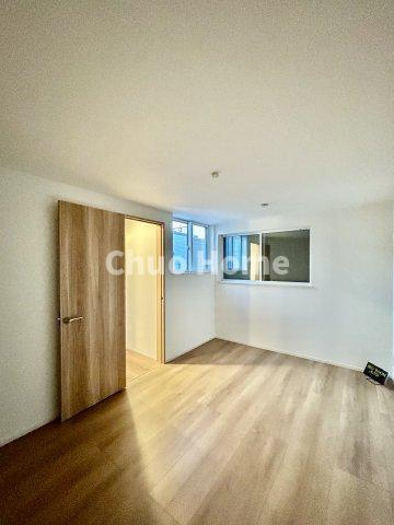 荒川区西尾久5丁目新築分譲住宅の寝室|【寝室】心と体をゆったりと安らげる主寝室。寝室のゆとりが大きい分だけ、暮らしの安らぎは深まります。一日の疲れを癒すだけでなく、ご夫婦の親密な語らいを紡ぎ出します