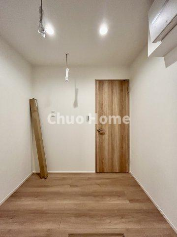 荒川区西尾久5丁目新築分譲住宅の脱衣所|【洗面所】明るい洗面所は朝をすっきりさせてくれる空間です。バタバタしている忙しい朝でも収納が多い洗面台では短い時間で効率良く支度ができます。