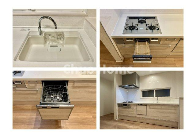 荒川区西尾久5丁目新築分譲住宅のキッチン|【システムキッチン】ワイドで収納豊富な使い勝手の良いシステムキッチンには、食洗器・伸縮タイプのキッチン水栓、三ツ口コンロ・魚焼きグリルなどの便利な設備が標準完備されています。