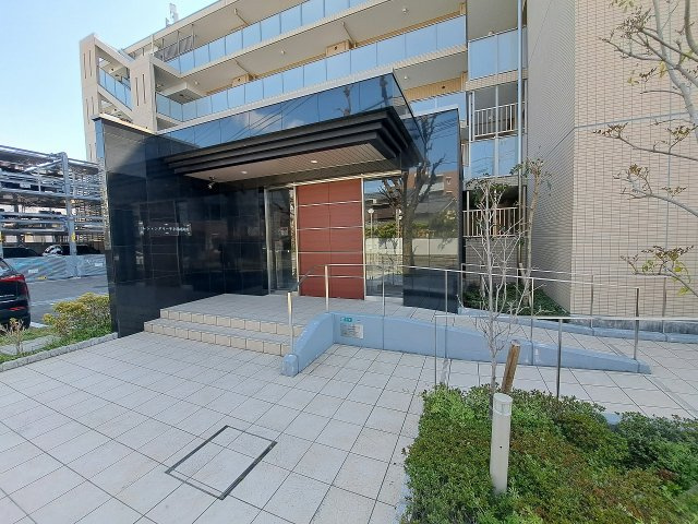 レジェンダリー甲子園浦風町のエントランス