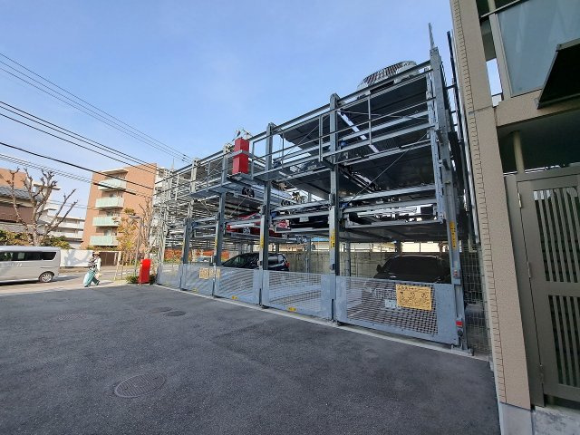 レジェンダリー甲子園浦風町の駐車場