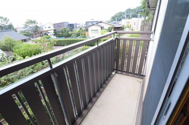 熊本市中央区黒髪６丁目のアパートのバルコニー