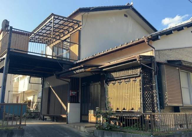 【前面道路含む現地写真】 | 住宅用の土地では前面道路に2m以上接していなければならないと法律で定められています。しかし、お持ちの車のサイズやライフスタイルなどにより、2mでは利便が悪い場合もございますので、事前に確認しましょう。