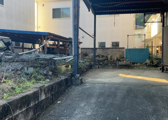 【庭】 | 庭があることでガーデニングや家庭菜園はもちろん、こどもの遊び場やペットを放して遊ぶことができます。また、家の周囲に余裕があるということです。隣地との間があれば、十分な日当たりと、風通しが確保できます。