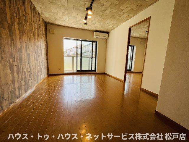 エクシード二ツ木A棟の居間・リビング