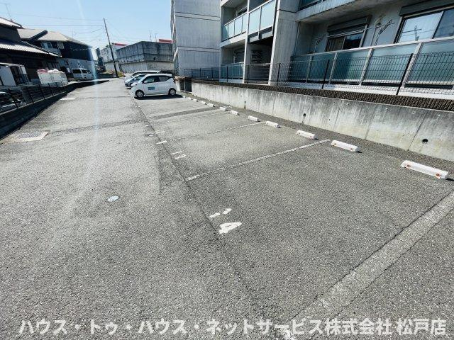 エクシード二ツ木A棟の駐車場