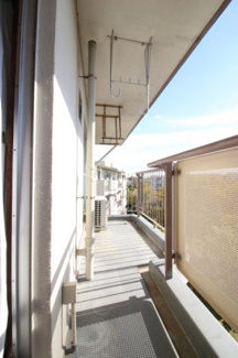 【バルコニー】 | 戸頭駅歩7分！スーパー近く豊富／戸頭第一住宅 | 暖かな日差しのふりそそぐバルコニー