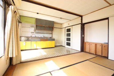 【居間・リビング】 | 戸頭駅歩7分！スーパー近く豊富／戸頭第一住宅 | ダイニングと続き間の６帖和室、ゆったりとした居間です