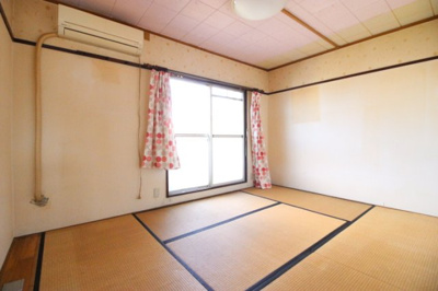 【和室】 | 戸頭駅歩7分！スーパー近く豊富／戸頭第一住宅 | 明るい北側６帖の和室です　バルコニーもあります