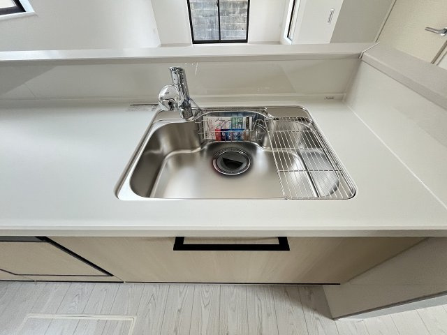 【キッチン】 | 糟屋郡篠栗町津波黒2丁目3期　1号棟（全1棟）【仲介手数料無料・0円】 | 施工例。施工例は完成時と異なる場合があります。
