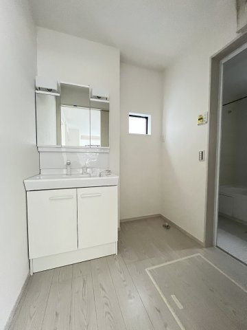 【洗面所】 | 糟屋郡篠栗町津波黒2丁目3期　1号棟（全1棟）【仲介手数料無料・0円】 | 施工例。施工例は完成時と異なる場合があります。