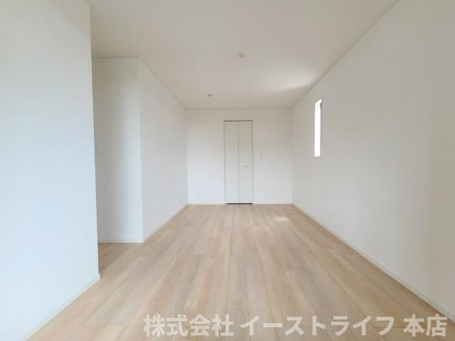 【新築戸建】　いわき市仁井田町第2　全5棟の寝室|1号棟写真　フローリングのお部屋は耐久性があり傷が付きにくいので、一般的な使用ではメンテナンスはあまり必要ありません。また、汚れたらさっとふき取るだけで、きれいな場外を保つことができます。