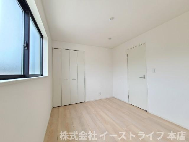 【新築戸建】　いわき市仁井田町第2　全5棟の洋室|1号棟写真　洋室は和室と比べて家具を置いたり敷物を敷いたりと、カスタマイズ性が高いので、自分の好みの部屋にしやすいです♪