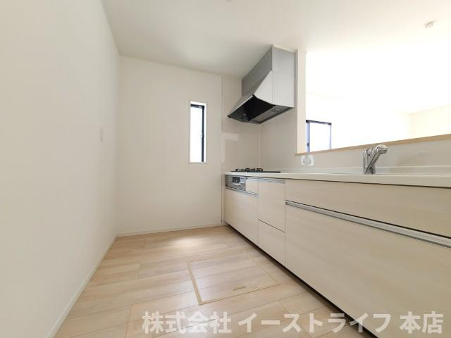 【新築戸建】　いわき市仁井田町第2　全5棟のキッチン|1号棟写真　対面キッチンは家族とのコミュニケーションをとりながらお料理できるのが魅力です♪とくに小さなお子さんを持つご家庭では、調理中もお子さんの様子をみられるので大きな安心に繋がりますね♪