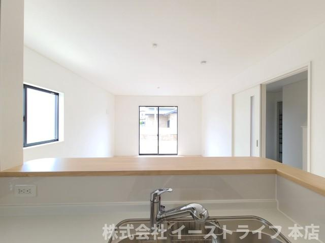 【新築戸建】　いわき市仁井田町第2　全5棟のキッチン|1号棟写真　対面式キッチンなので、リビングルームにいるご家族の様子を見ながら調理ができ、小さなお子様がいるご家庭でも安心です。