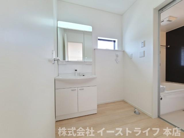【新築戸建】　いわき市仁井田町第2　全5棟の独立洗面台|1号棟写真　朝の身支度に便利な独立洗面台です。3面鏡で鏡の裏には収納スペースがあり、小物などをすっきり片づけることができます。