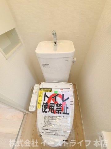 【新築戸建】　いわき市仁井田町第2　全5棟のトイレ|1号棟写真　落ち着いた色調のトイレで、温水洗浄機能付き便座です