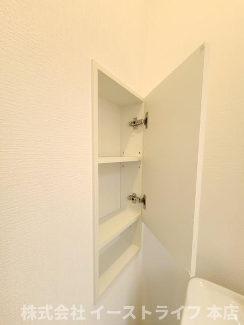 【新築戸建】　いわき市仁井田町第2　全5棟のトイレ|1号棟写真　トイレットペーパーなどを収納できる棚が備え付けてあるので大変便利です！