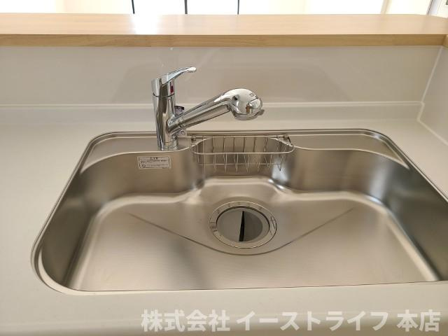 【新築戸建】　いわき市仁井田町第2　全5棟のキッチン|1号棟写真　浄水器一体型水栓です。お掃除がしやすいのもシステムキッチンの魅力です(^^)/