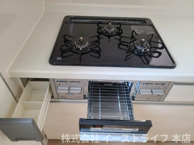 【新築戸建】　いわき市仁井田町第2　全5棟のキッチン|1号棟写真　コンロが3口ついていて、お料理が好きな方にも、時短したい方にも嬉しいです♪調味料入れ、魚焼きグリルも付いています