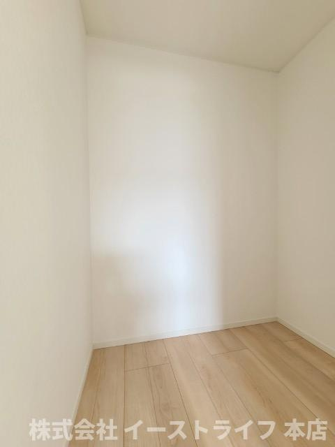 【新築戸建】　いわき市仁井田町第2　全5棟の収納|1号棟写真　ウォークインクローゼットは衣類はもちろん、スーツケースなどの大きなものも収納できます。他にもタンスなどを設置するなど様々なものを置くことができるのが魅力です。