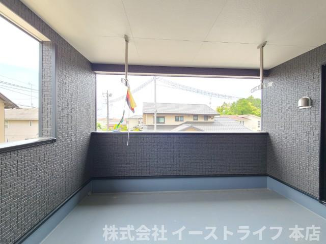 【新築戸建】　いわき市仁井田町第2　全5棟のバルコニー|1号棟写真　インナーバルコニーは広々としていてお洗濯が楽ちんです。また日当たりを好む植物を育てるにはぴったりの空間なので、ガーデニングの場としても楽しむことができます◎