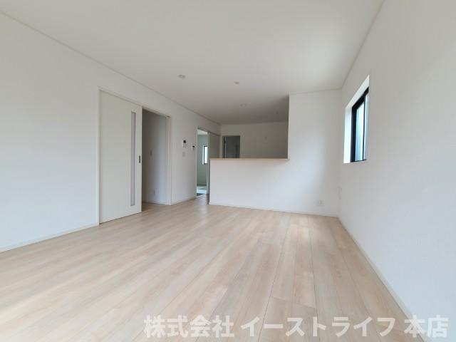 【新築戸建】　いわき市仁井田町第2　全5棟の居間・リビング|1号棟写真　広いリビングは、ご家族でゆっくりくつろぎたい方におすすめです。